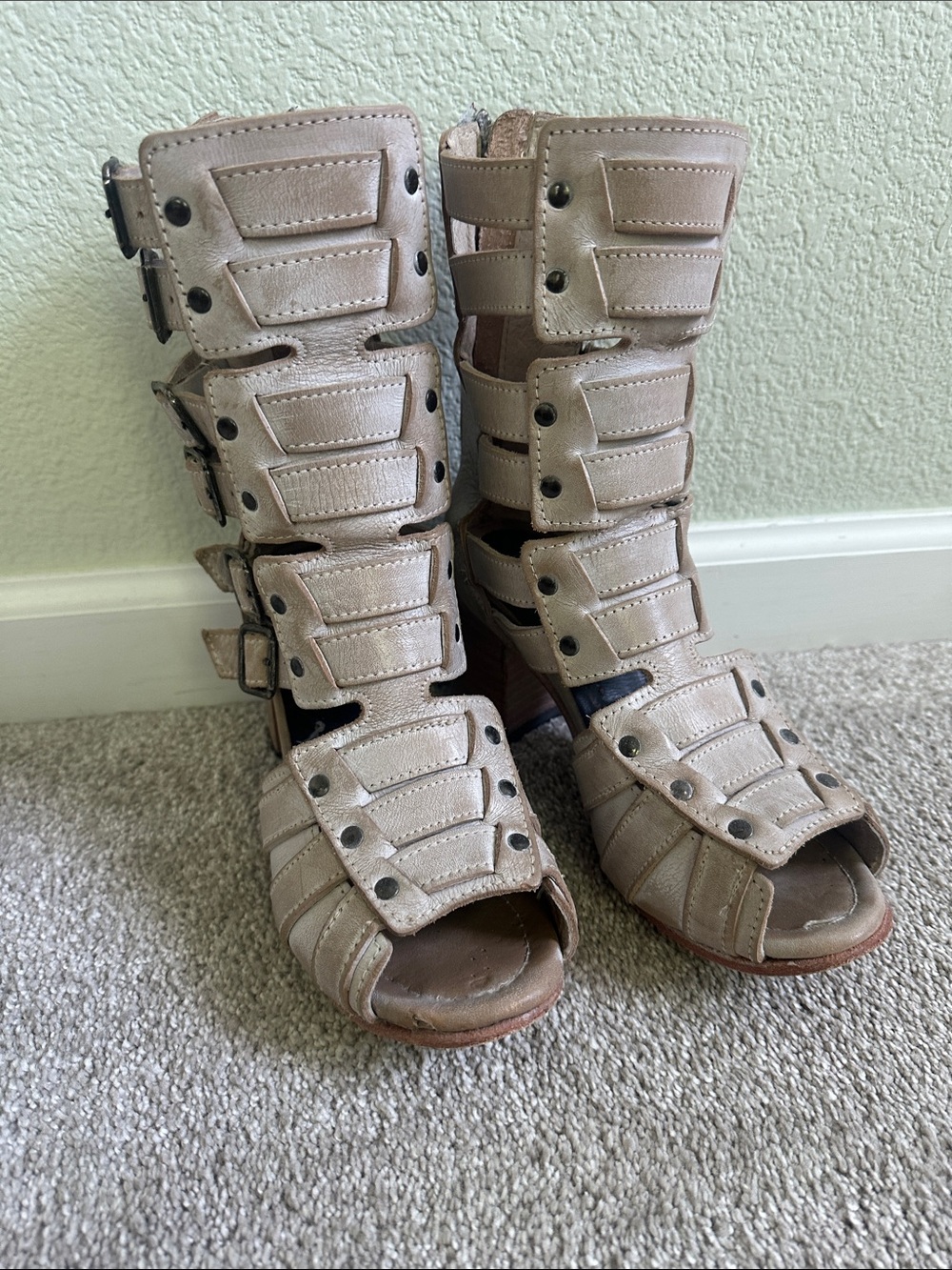 FREEBIRD Zane Strappy Gladiator Block Heel Sandals in Light Taupe (size 7)